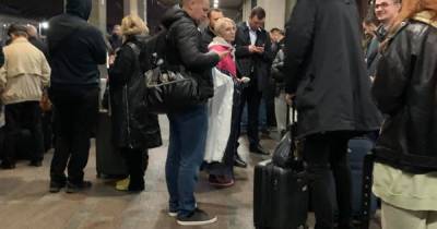 Поездка депутатов в Трускавец началась со скандала: Журналистов выгнали из вагона со "слугами"