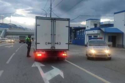 Из-за сильного ветра грузовикам запретили ездить между Новороссийском и Геленджиком