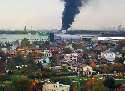 Пожар обрушил склад на юго-западе Москвы (видео)