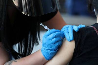 Россияне массово устремились за границу ради иностранных вакцин