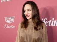 Редкий выход: Анджелина Джоли в прозрачном шелковом платье на вечере Variety Power of Women