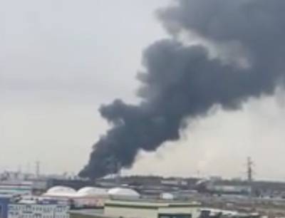 Видео крупного пожара на московском складе появилось в Сети