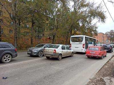 На улице Каширина из-за ДТП с участием автобуса образовалась пробка