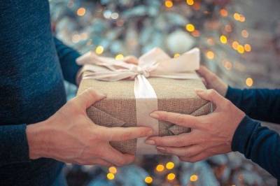 В Литве придумали налог на дорогие подарки от родственников