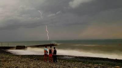 В Сочи объявили штормовое предупреждение из-за угрозы смерчей