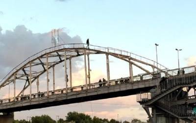 В Днепре девушка делала селфи на опоре моста