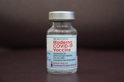 В Японии назвали причину, по которой тысячи доз вакцины Moderna оказались испорчены и мира