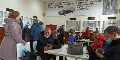 Из-за технического сбоя новосибирцы на три часа застряли в очереди в ГИБДД