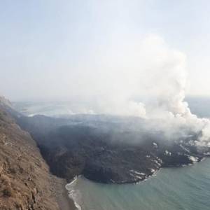 Лава из вулкана на Канарах образовала новый полуостров. Фото