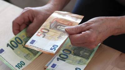 Пенсионеры должны получить инфляционную премию в размере €500