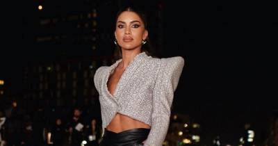 Камила Коэльо показала, как носить самый модный пиджак сезона осень 2021
