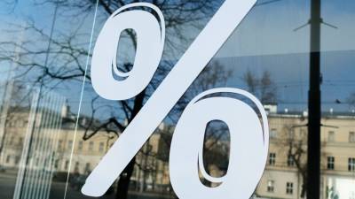 Исследование: ставки по кредитам в банках за год выросли почти на 2,5 процентных пункта