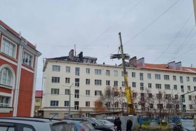В Мурманске на сгоревшей крыше дома начали разбирать последствия пожара