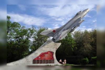 В Волгограде реставрируют самолет-памятник МиГ-21