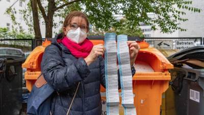 Хаос на выборах в Берлине: журналисты обнаружили бюллетени в мусоре