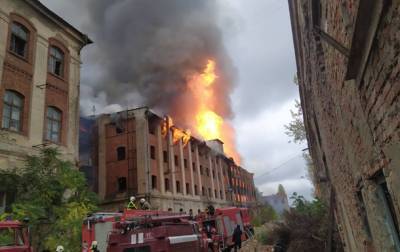 В Мукачево произошел крупный пожар на территории бывшего завода