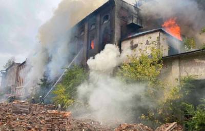 В Мукачево тушат масштабный пожар на бывшем заводе