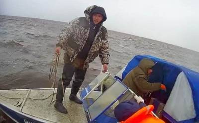 В Тазовской губе спасли пятерых рыбаков, которые терпели бедствие