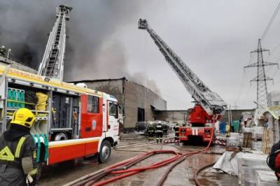 Пожар на складе стройматериалов в Новой Москве ликвидировали