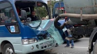 В Краснодаре пассажирский автобус столкнулся с цистерной