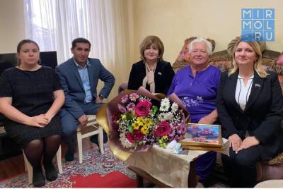 В Дагестане депутаты поздравили старшее поколение с Международным днем пожилых людей