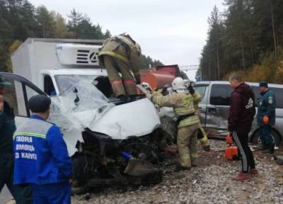 В ДТП с участием бензовоза и микроавтобуса в Калужской области пострадали люди