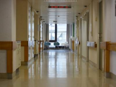 В петербургской больнице хромой пациент пытался задушить врача