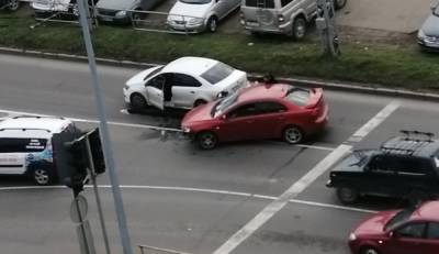 Машина протаранила автомобиль на перекрестке в Петрозаводске