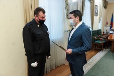Андрей Чибис поблагодарил пострадавшего во время нападения на здание правительства сотрудника охраны