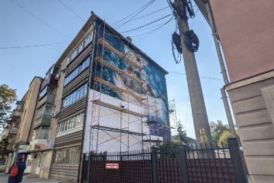 В Курске на улице Радищева убирают посвященное врачам настенное граффити