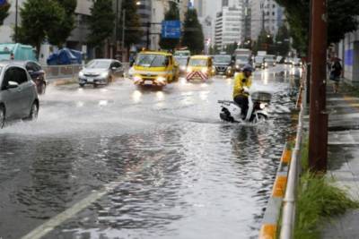 На Японию обрушился мощный тайфун (ВИДЕО)