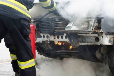 Mercedes сгорел прямо у магазина федеральной сети «ЕвроАвто» в Выборге