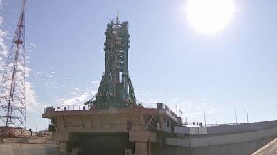 Ракета «Союз», которая выведет на орбиту первый в мире киноэкипаж, уже на стартовом столе