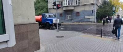 У Львові комунальники після дощу поливали вулиці