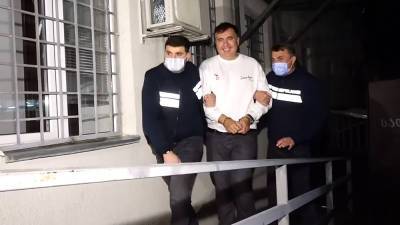 Опубликовано видео с Саакашвили в наручниках