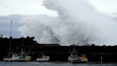 Японию накрыл мощный тайфун: есть угроза наводнений и оползней