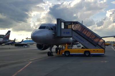 Самолет Победы столкнулся с топливозаправщиком в аэропорту Астрахани