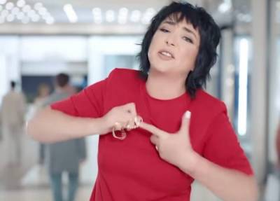 Певица Лолита снялась в дерзкой рекламе костромских ювелиров