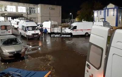 Ивановцев напугала огромная очередь из «скорых» возле больницы