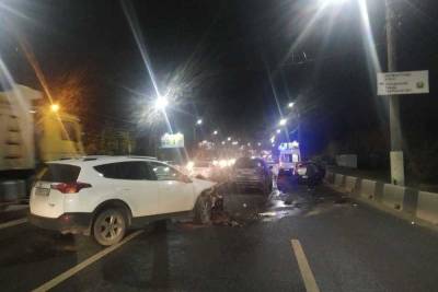 На проспекте в Твери столкнулись три автомобиля