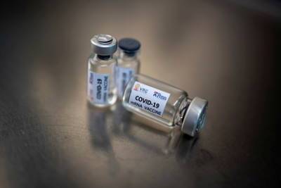 Запад обвинили в эгоизме из-за прав на вакцины от COVID-19