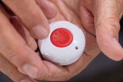 Тревожная кнопка спасла работницу больницы от схватившего ее за горло агрессивного петербуржца