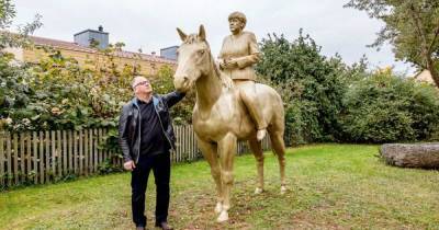 Статую Меркель верхом на коне создали в Германии
