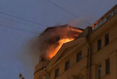 Эвакуированных из горящего дома в Петербурге жильцов разместили в гимназии