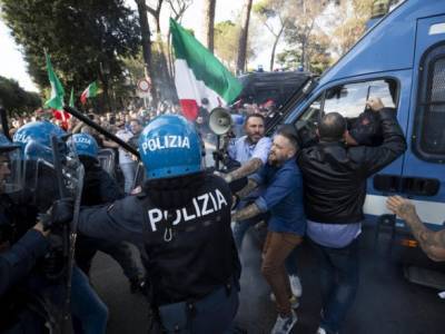 В Риме против паспортов вакцинации протестуют тысячи людей: есть задержанные