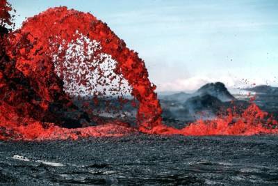 Новый поток лавы сносит постройки на Канарских островах