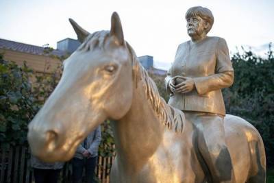 В ФРГ установлена конная статуя Меркель