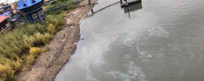 Спасатели Новосибирска ликвидирует масляное пятно на Оби около Димитровского моста
