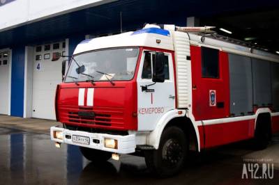 Более 30 человек тушили пожар в многоэтажном доме в Кемерове