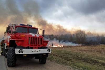 В Смоленской области огонь охватил рулоны сена и частный дом